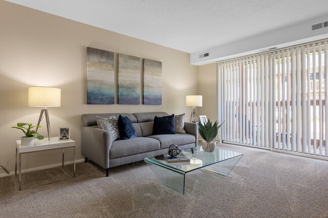 Foxmoor Apartments in Parma Heights, OH - Foto de edificio - Building Photo