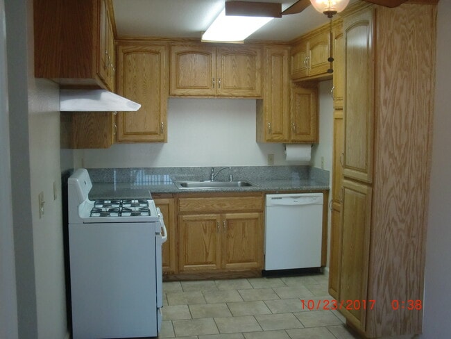 574 Greystone Ln, Unit #4 in Hemet, CA - Foto de edificio - Building Photo