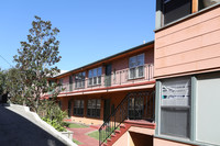 Ladera Pines in Los Angeles, CA - Foto de edificio - Building Photo