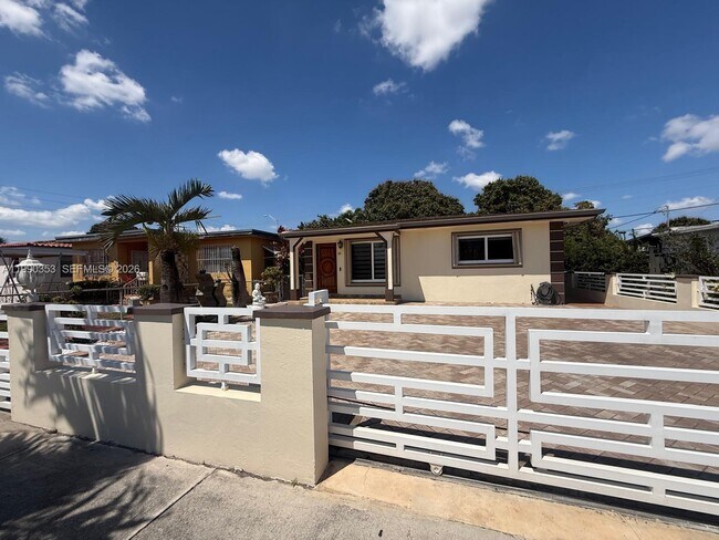 281 W 17th St in Hialeah, FL - Building Photo - Building Photo