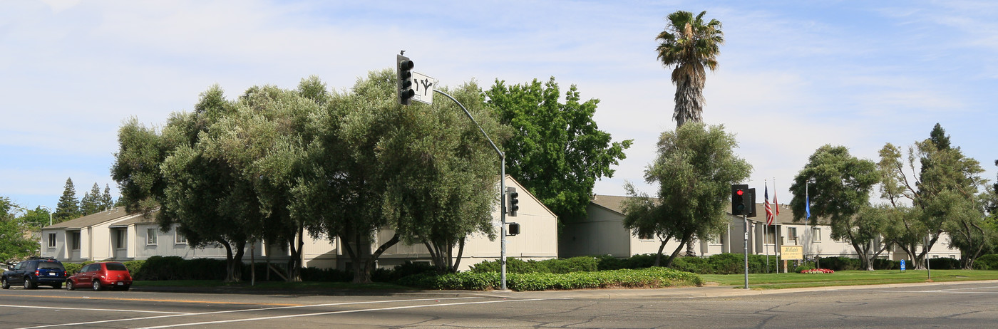 Hillsdale Garden Apartments in Sacramento, CA - Building Photo