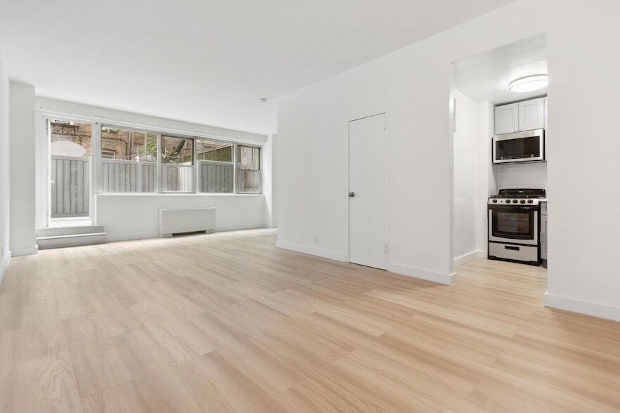 321 E 48th St, Unit 1C in New York, NY - Building Photo