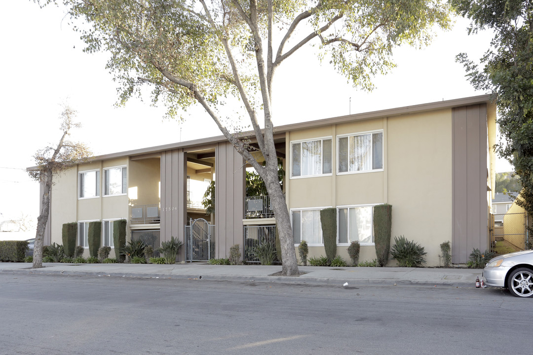 17504 Grand Ave in Bellflower, CA - Building Photo