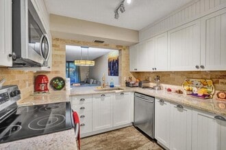 2070 Homewood Blvd, Unit 214 in Delray Beach, FL - Foto de edificio - Building Photo