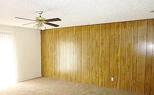 1018 Pleasant Valley Ln in Arlington, TX - Building Photo - Building Photo