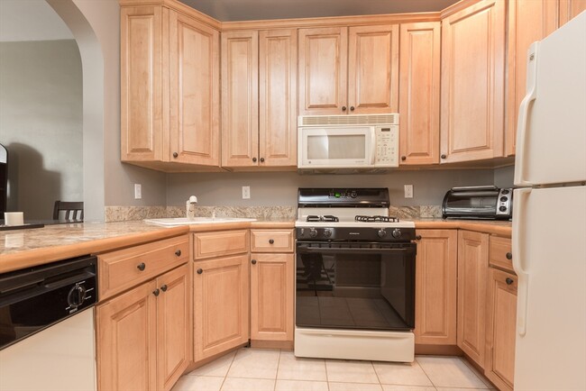 228 Commonwealth Ave, Unit 8 in Boston, MA - Foto de edificio - Building Photo