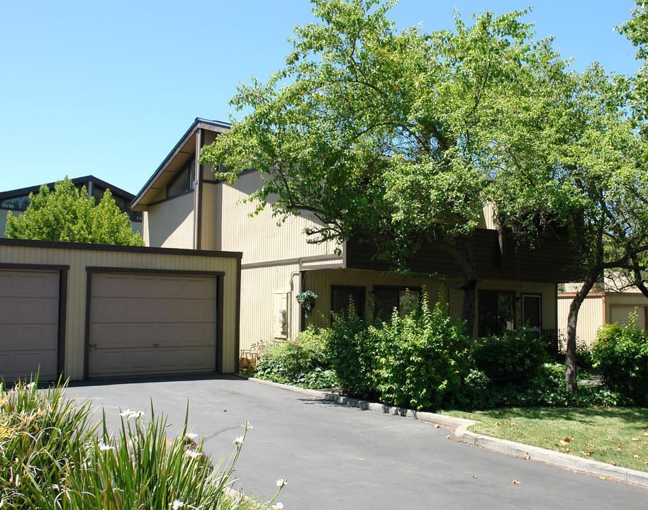 391-393 Brockhurst Dr in Santa Rosa, CA - Building Photo