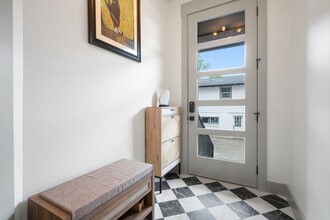 530 Continental Dr in Nashville, TN - Foto de edificio - Building Photo