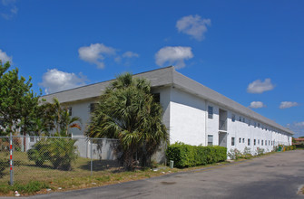 Granada Apartments in Lauderdale Lakes, FL - Building Photo - Building Photo