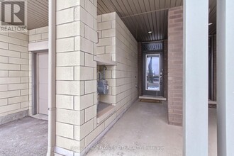 189 Sabina Dr in Oakville, ON - Building Photo - Building Photo