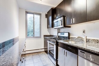 4200 Cathedral Ave NW in Washington, DC - Foto de edificio - Building Photo