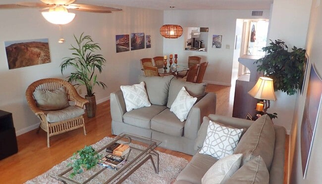 1305 S Atlantic Ave, Unit Hacienda Del Mar #370 in Cocoa Beach, FL - Foto de edificio - Building Photo