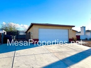 10607 Moorefield Cir in Adelanto, CA - Building Photo - Building Photo