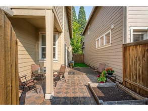 10528 NE Gateway St in Hillsboro, OR - Foto de edificio - Building Photo