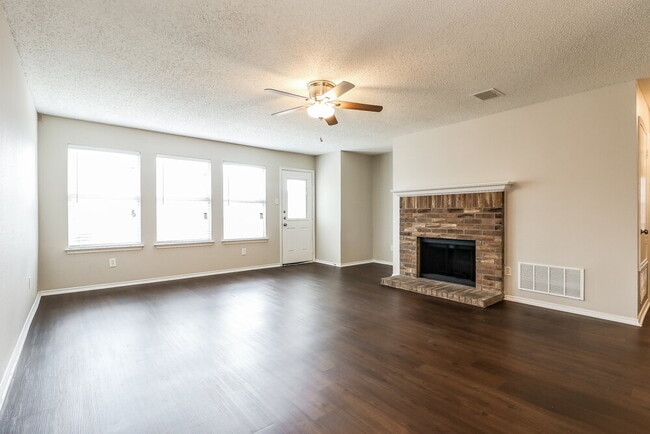 2712 Tranquil Way in Dallas, TX - Building Photo - Building Photo
