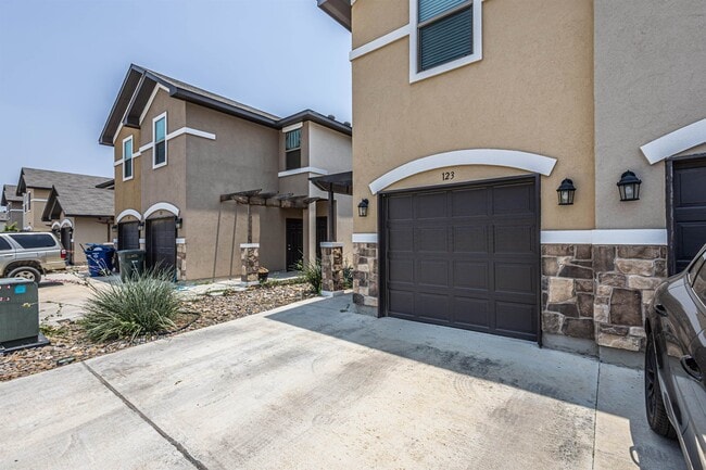 123 Niagara Dr. in Laredo, TX - Building Photo - Building Photo