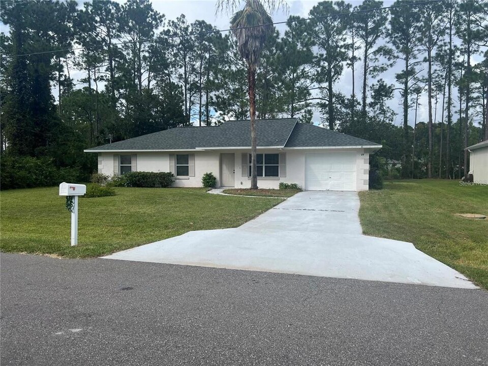 23 Richmond Dr in Palm Coast, FL - Building Photo