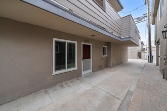 1114 W Balboa Blvd in Newport Beach, CA - Building Photo - Building Photo