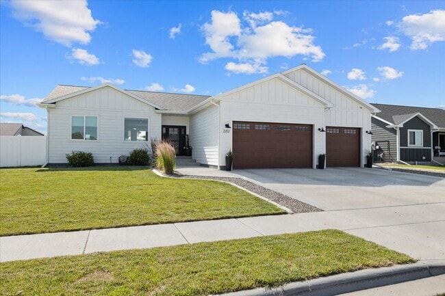 property at 2212 Gleneagles Blvd
