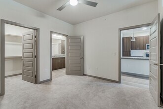 Rise 120 in Georgetown, TX - Building Photo - Interior Photo