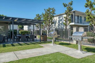 Valley Park in Fountain Valley, CA - Foto de edificio - Building Photo