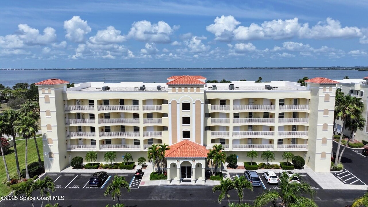 732 Bayside Dr in Cape Canaveral, FL - Building Photo