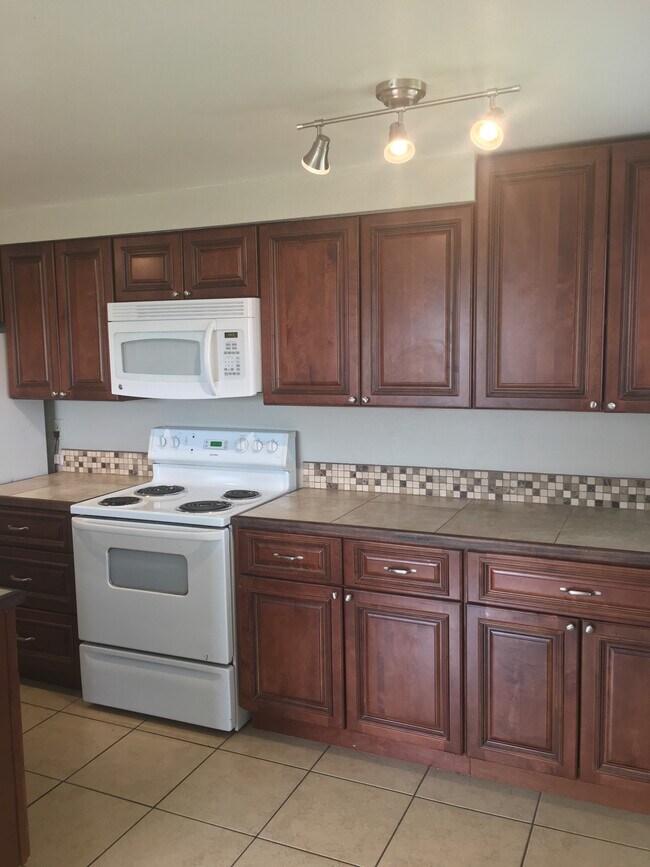 1805 Eaton St Apartments and Nearby Lakewood Apartments For Rent