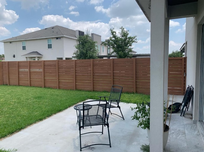 1021 E la Cantera Ave