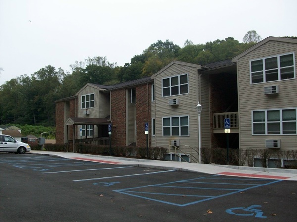 Colonial Park in Pomeroy, OH - Building Photo