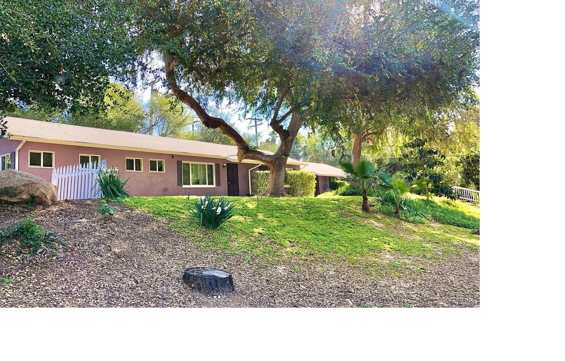 2510 Live Oak Park Rd in Fallbrook, CA - Building Photo