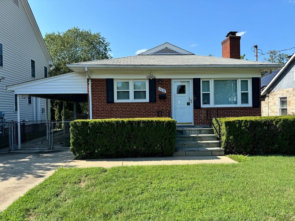 5323 N Carlin Springs Rd in Arlington, VA - Building Photo