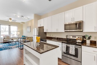 706 North in Alexandria, VA - Foto de edificio - Building Photo