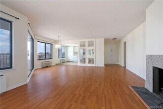 400 High Point Dr in Hartsdale, NY - Building Photo - Building Photo