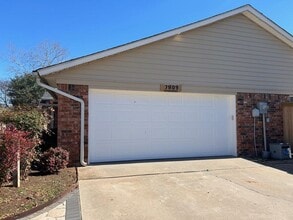7909 NW Folkstone Way in Lawton, OK - Building Photo - Building Photo