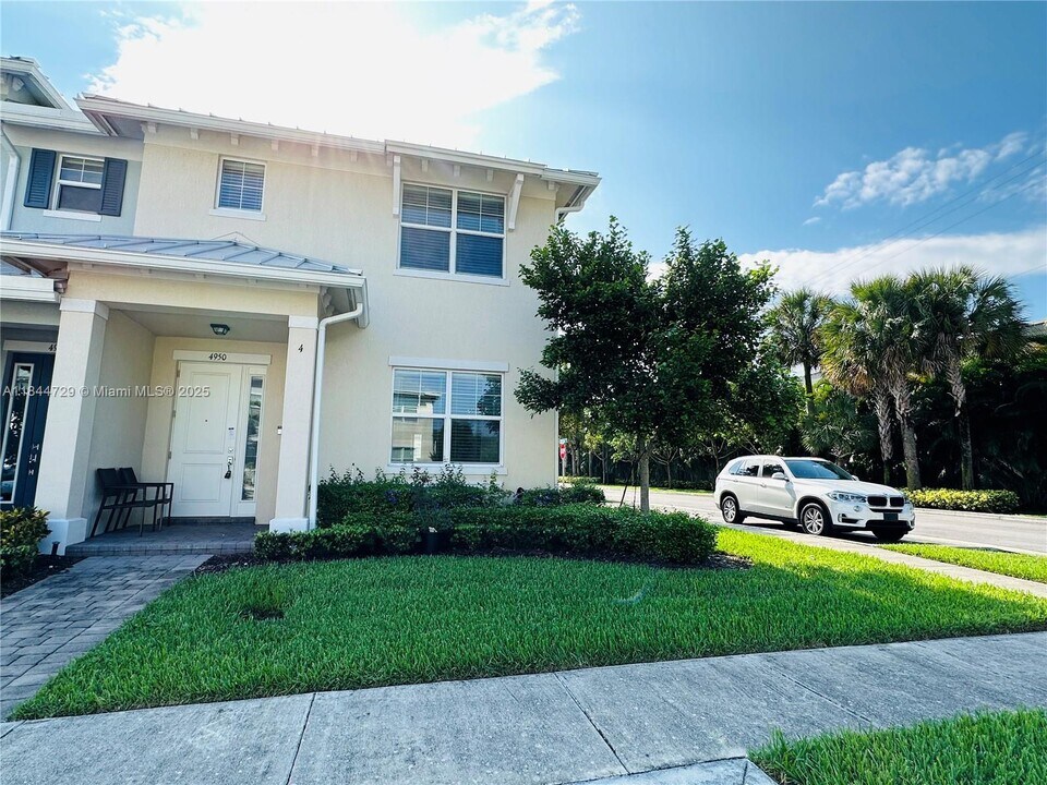 4950 Eucalyptus Dr in Hollywood, FL - Building Photo