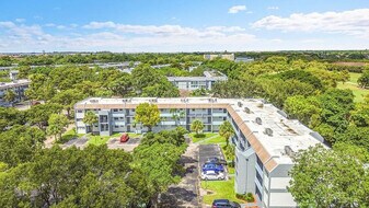 8351 Sands Point Blvd in Tamarac, FL - Building Photo