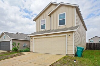 5807 Rolling Gln in San Antonio, TX - Building Photo - Building Photo