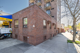 8602 57th Ave in Elmhurst, NY - Foto de edificio - Building Photo