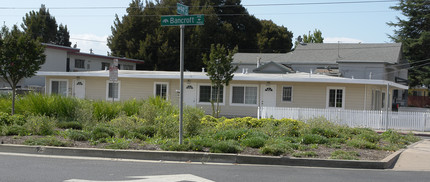 9405-9411 Bancroft Ave in Oakland, CA - Building Photo - Building Photo