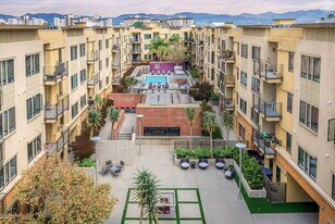 5600 Wilshire in Los Angeles, CA - Building Photo