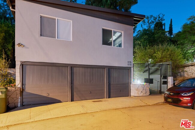 1775 College View Pl in Los Angeles, CA - Building Photo - Building Photo