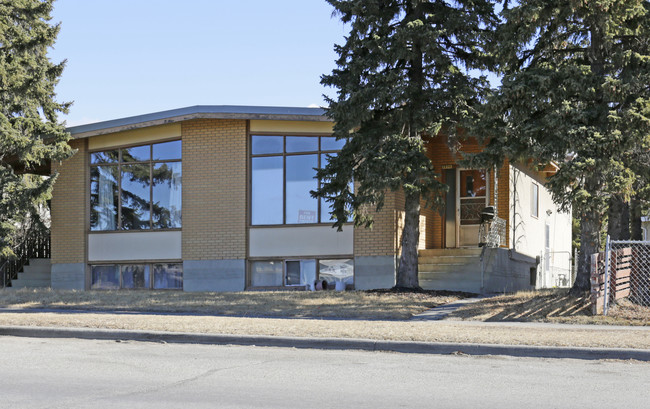 1936 Uxbridge Dr NW in Calgary, AB - Building Photo - Primary Photo