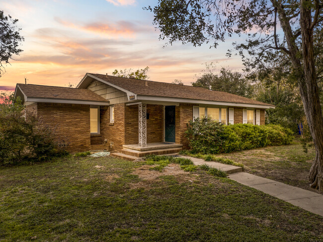 3300 Adeline Dr in Waco, TX - Foto de edificio - Building Photo