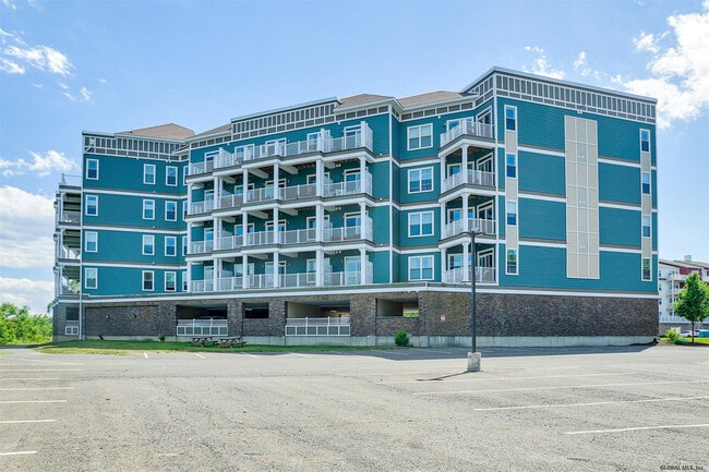 1101 Captain's Lookout in Cohoes, NY - Foto de edificio - Building Photo