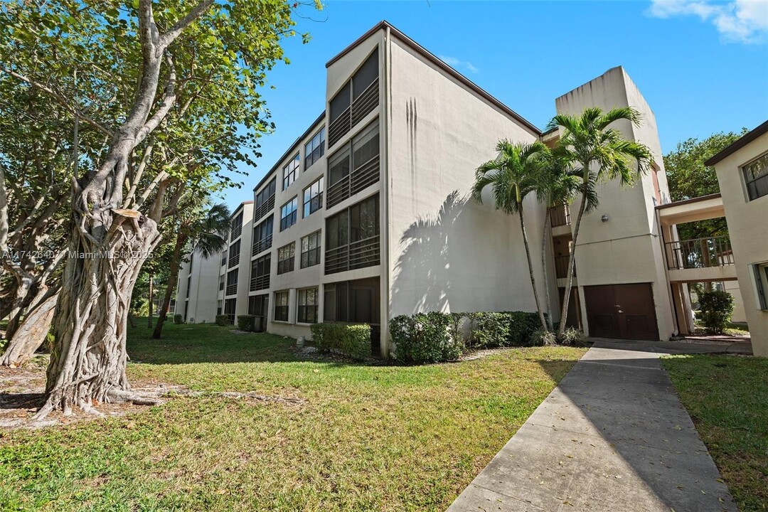 2302 S Cypress Bend Dr in Pompano Beach, FL - Building Photo