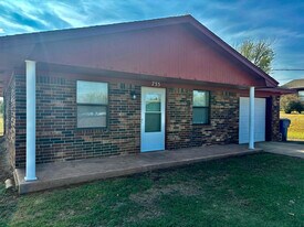 735 County Rd 1350 in Chickasha, OK - Building Photo