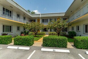 3000 Lake Osborne Dr in Lake Worth Beach, FL - Building Photo