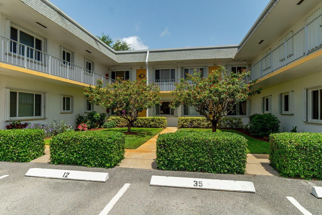 3000 Lake Osborne Dr in Lake Worth Beach, FL - Building Photo