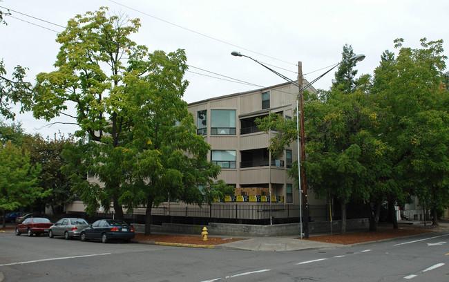 1390 Alder St in Eugene, OR - Building Photo - Building Photo