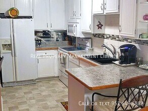 10425 Decatur Cir in Minneapolis, MN - Building Photo - Building Photo